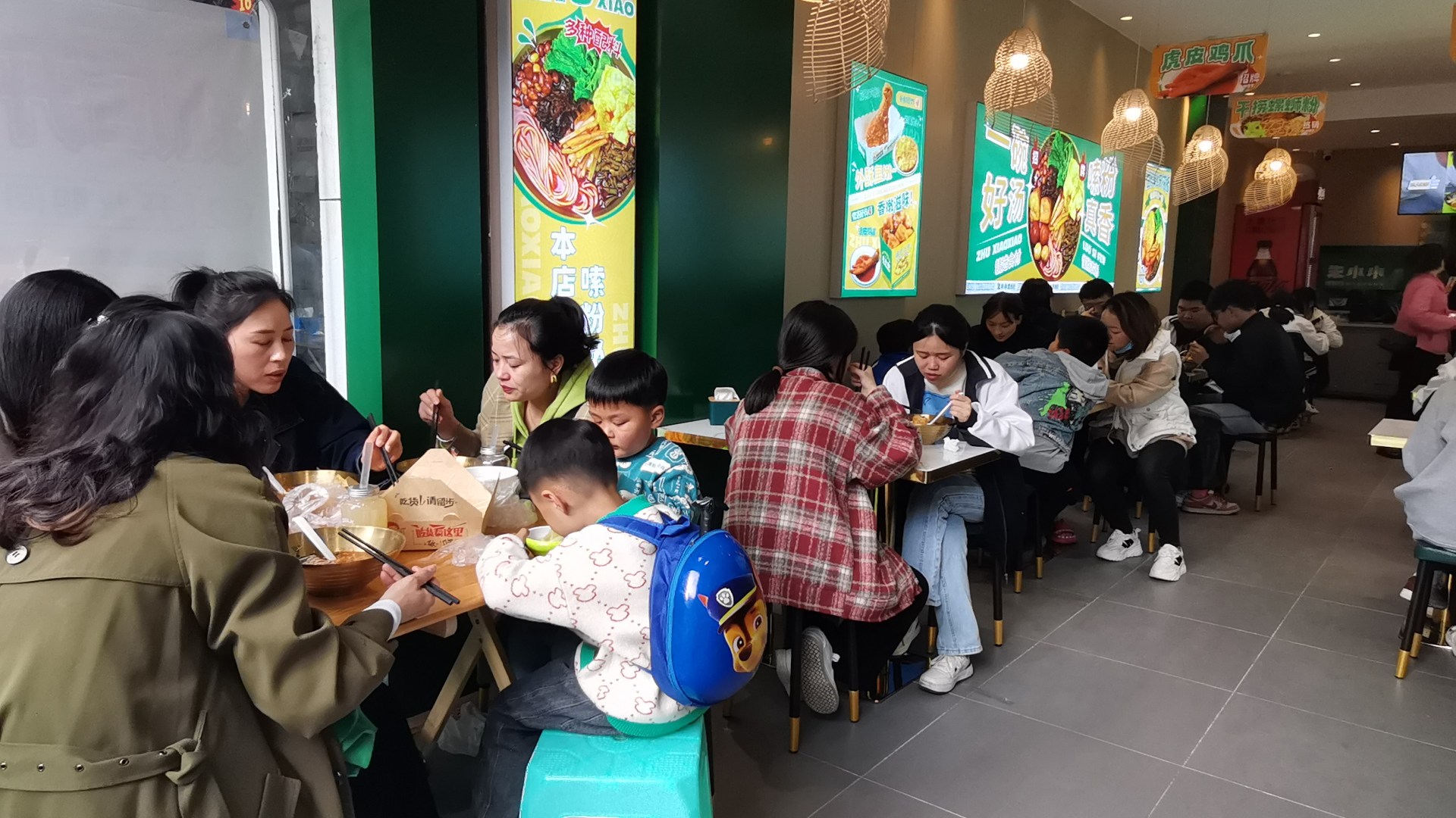 朱小小螺螄粉加盟品牌對加盟商提供專業扶持，助力快速在市場站穩腳跟